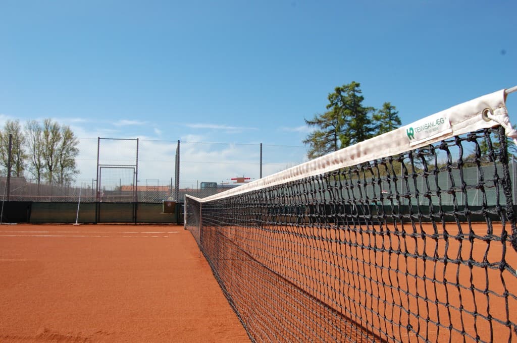 Tennisnet og grusbane