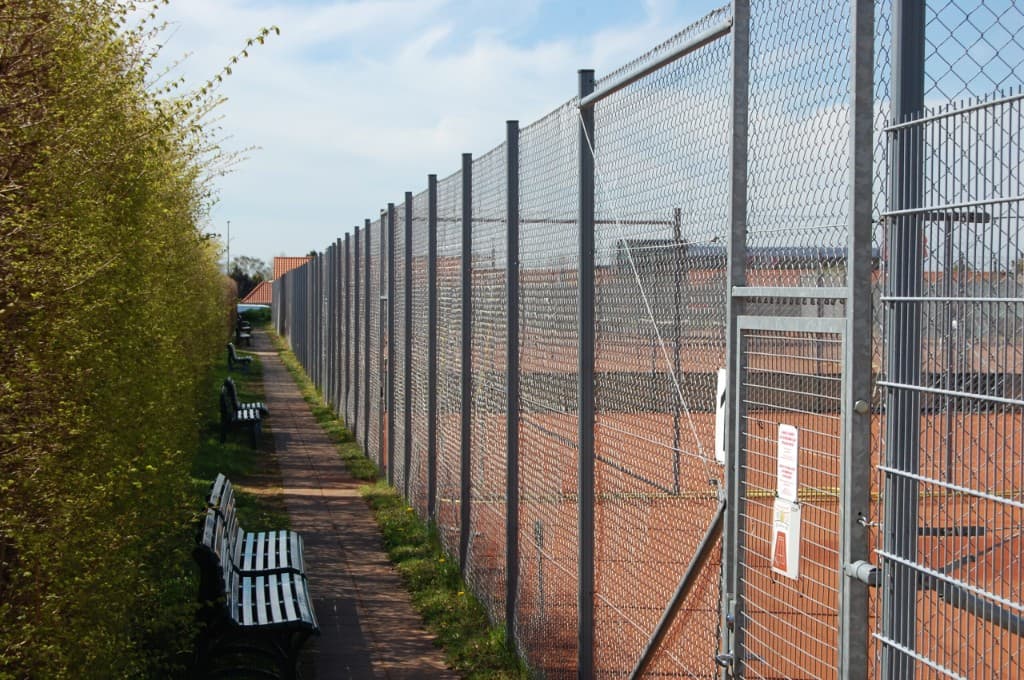 Gangsti langs klubbens tennisbaner